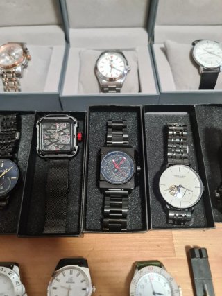 Lotto 15 Orologi automatici e 4 analogici
