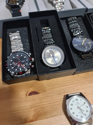 Lotto 15 Orologi automatici e 4 analogici
