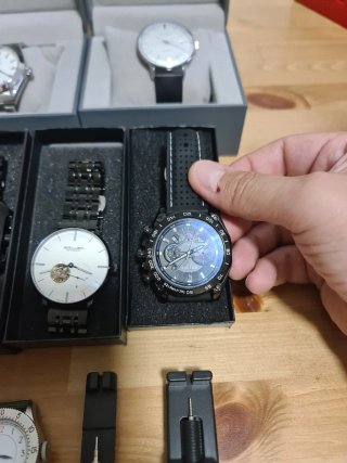 Lotto 15 Orologi automatici e 4 analogici