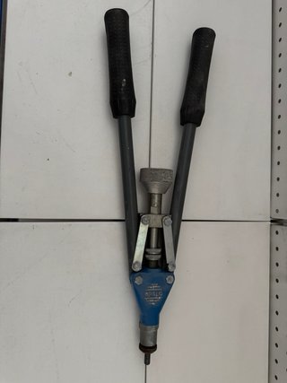 Remachadora Bralo para tuercas