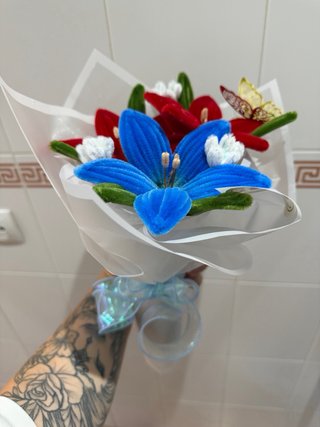 Ramo de flores 100% artesanal