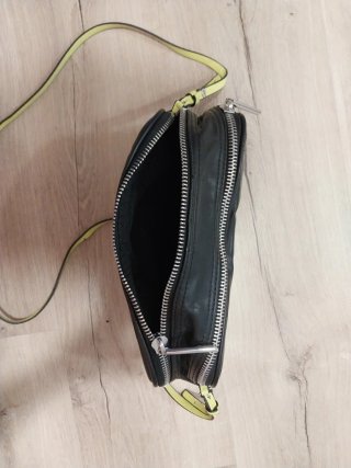 Bolso Zara negro con detalles coloridos