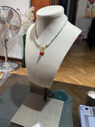 Espositore per collane e sciarpe beige in argento