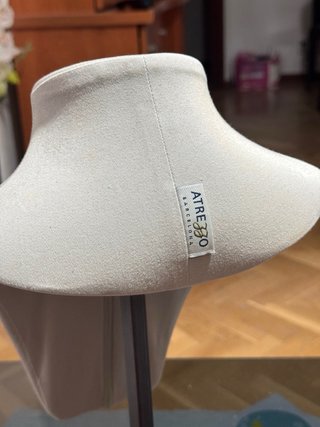 Espositore per collane e sciarpe beige in argento