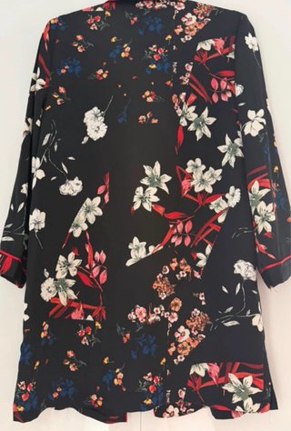 Camisa larga negra floral