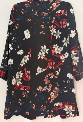 Camisa larga negra floral