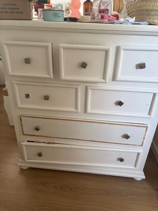 Cómoda blanca de madera