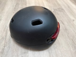Casco patinete con luz trasera