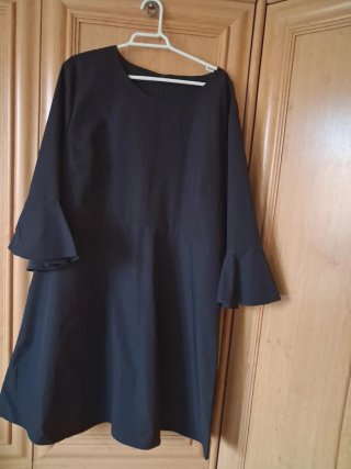 Vestido negro con mangas acampanadas