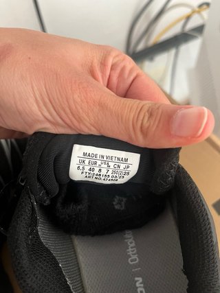 Zapatillas Salomon Gore-Tex Negras y Plateadas