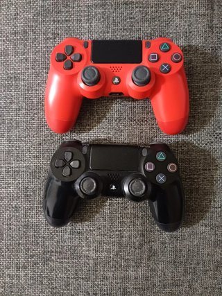 Ps4 (PlayStation 4) con 2 controller