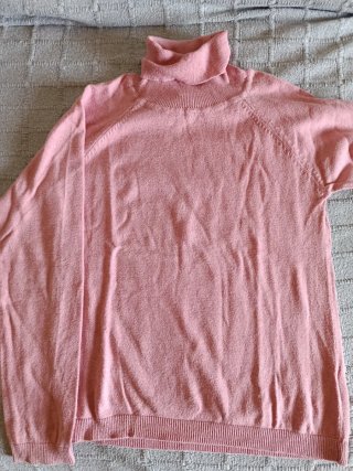 Rebeca gris y jersey rosa de punto.