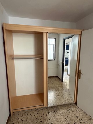 Armario de madera con puertas de espejo