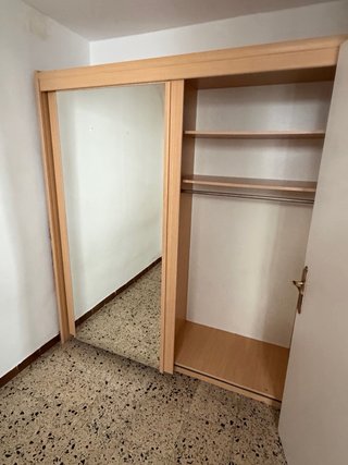 Armario de madera con puertas de espejo