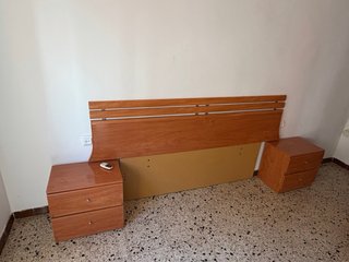 Armario de madera con puertas de espejo