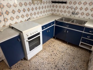 Armario de madera con puertas de espejo