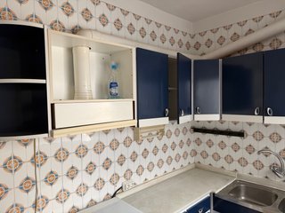 Armario de madera con puertas de espejo