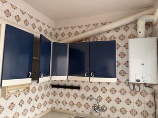 Armario de madera con puertas de espejo