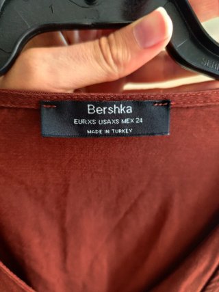 Camisa Bershka marrón con nudo XS