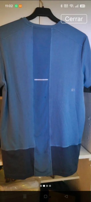 Camiseta Asics azul y negra