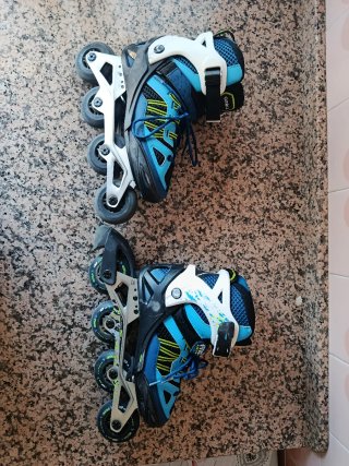 Patines en línea azules y blancos