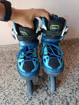 Patines en línea azules y blancos