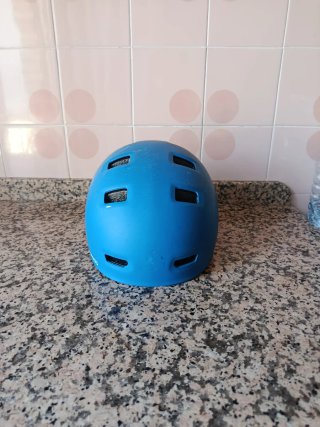 Patines en línea azules y blancos