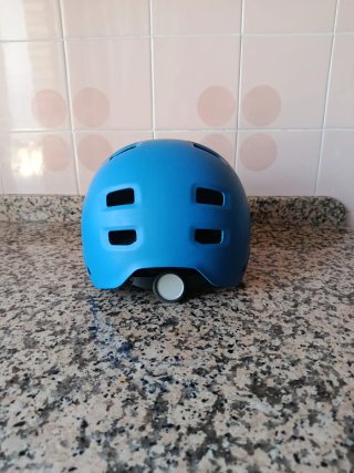 Patines en línea azules y blancos