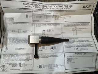 Sensor Vibraciones con su conector SKF