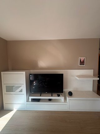 Mueble de salón blanco y madera. (No incluye TV)