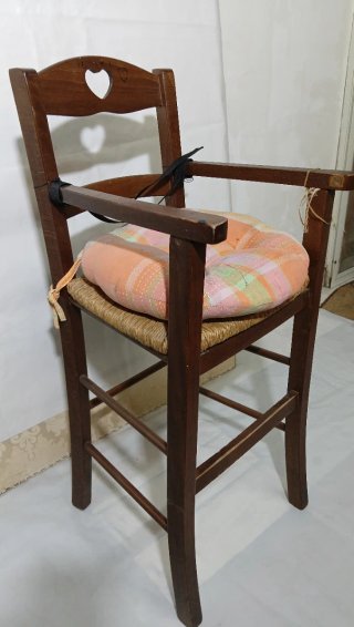 Seggiolone in legno per bambini