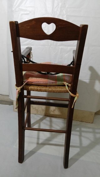 Seggiolone in legno per bambini