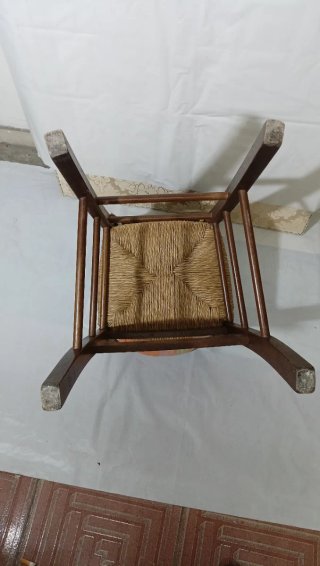 Seggiolone in legno per bambini