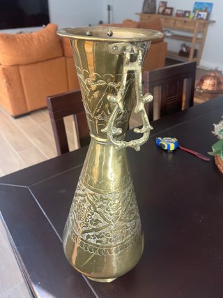 Jarrón antiguo de bronce con asa