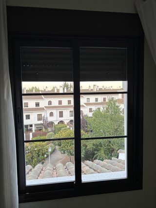 Ventana corredera aluminio marrón