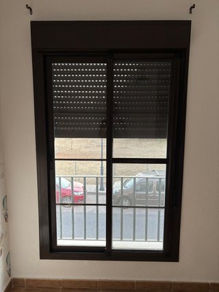 Ventana corredera aluminio marrón