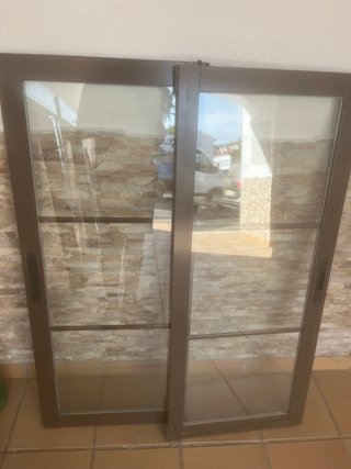 Ventana corredera aluminio marrón