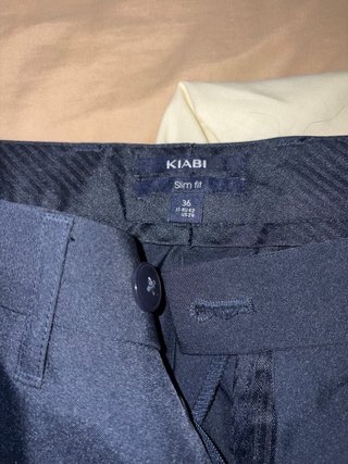 Traje azul marino con dos pajaritas de regalo