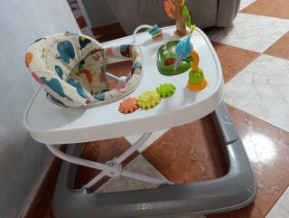 Andador infantil con juguetes