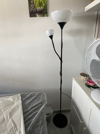 Lámpara de pie negra y blanca