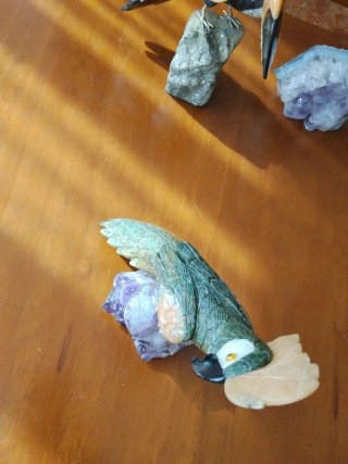 Cacatúa de jade y amatista
