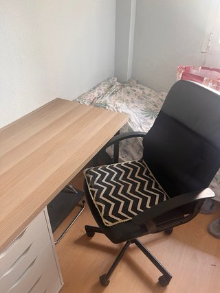 Escritorio madera con cajonera y silla