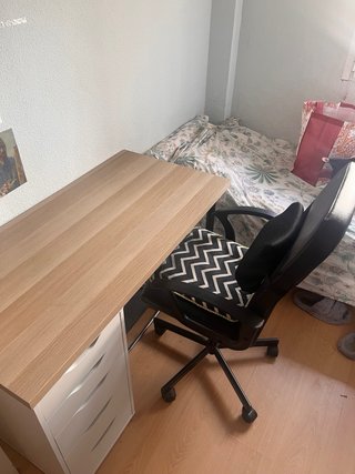 Escritorio madera con cajonera y silla