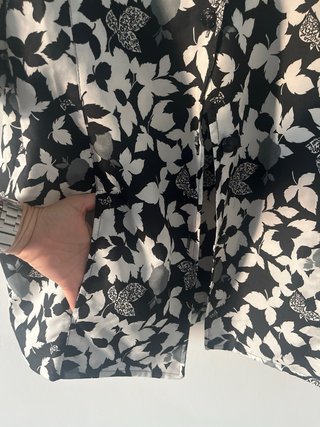 Camisa vintage estampada hojas y mariposas