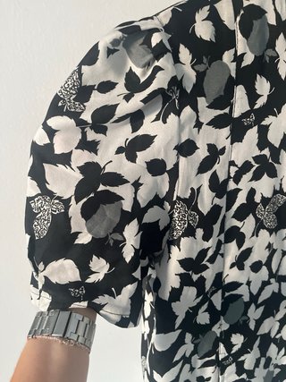 Camisa vintage estampada hojas y mariposas