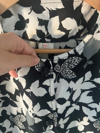 Camisa vintage estampada hojas y mariposas