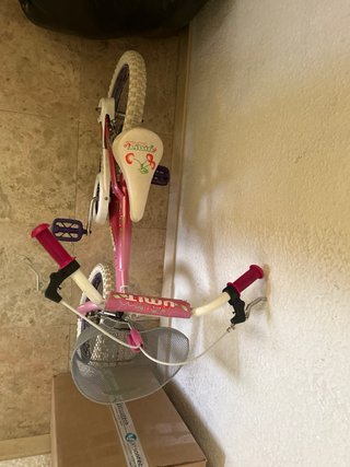 Bicicleta infantil rosa con cesta