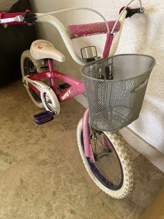 Bicicleta infantil rosa con cesta