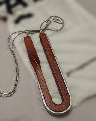 Colgante Adolfo Domínguez Madera y Acero