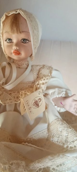 Bambola vintage Nadine con abiti in pizzo
